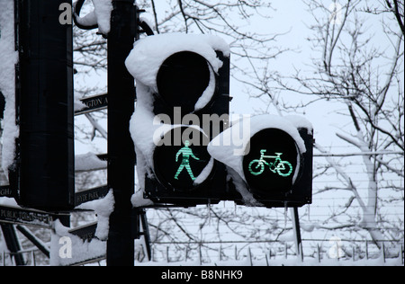 Schnee & Eis bedeckt Verkehr & Fußgängerüberweg Lichter am Trafalgar Square in London während der Schneesturm des 2. Februar 2009. Stockfoto