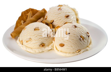 Drei Kugeln von Vanille-Eis mit Mandeln (Clipping-Pfad) Stockfoto