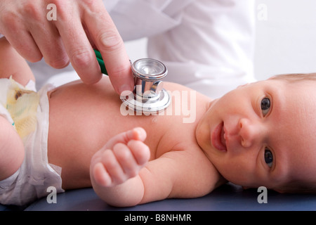Nahaufnahme der hohen Schlüsselfoto eines Neugeborenen immer von einem Arzt untersucht Stockfoto