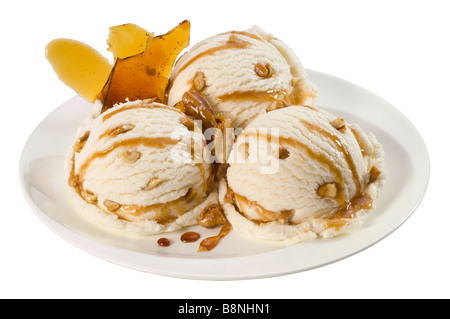 Drei Kugeln von Vanille-Eis mit Karamell-Sirup Stockfoto