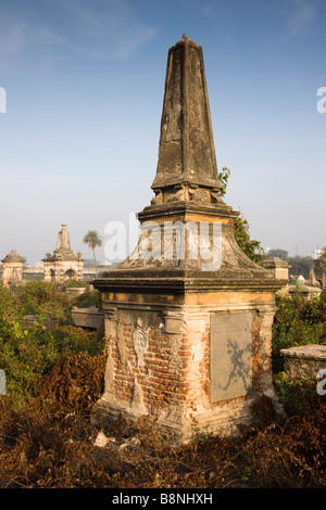 Indien Tamil Nadu Chennai St Marys Kirchhof historischen kolonialen Gräber hoch Obelisk Denkmal Stockfoto