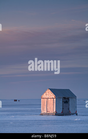 Eis-Hütte bei Sonnenaufgang auf einem gefrorenen See Simcoe in Ontario, Kanada Stockfoto