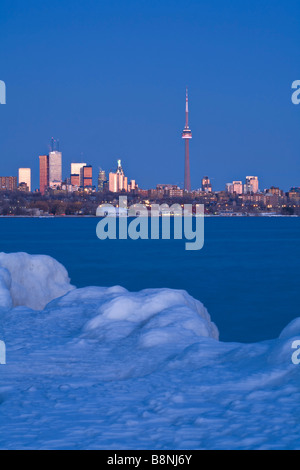 Toronto Waterfront und Skyline im Winter in der Abenddämmerung, Ontario, Kanada Stockfoto