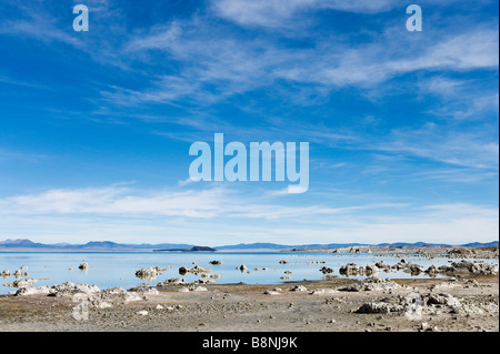 Kalktuff-Formationen in Mono Lake nur off uns Highway 395, High Sierra, Kalifornien, USA Stockfoto