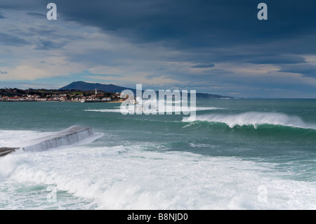 Saint Jean de Luz Bay Wellen brechen sich am Deich Pays Basque France Stockfoto