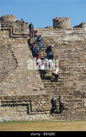 Steile Treppe auf Monte Alban Stockfoto