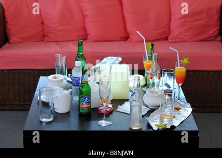 Leere Flaschen und Gläser Stockfoto