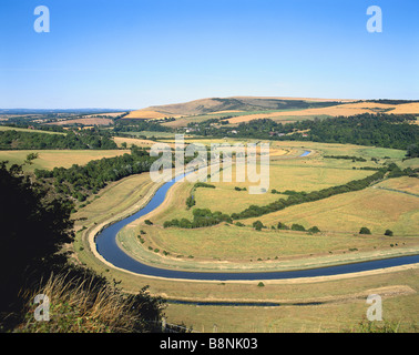 Cuckmere River auf der Suche im Landesinneren in Richtung Touristenort East Sussex England GB Stockfoto