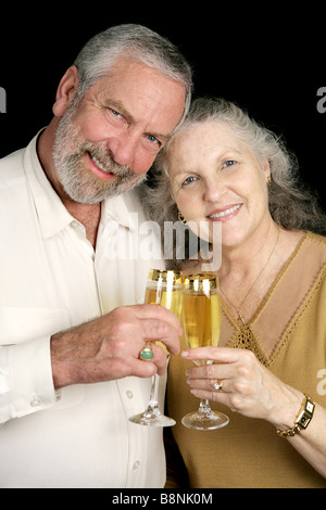 Applying paar feiern Silvester mit Sekt Stockfoto