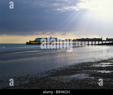 Hastings Pier bei Sonnenuntergang East Sussex England GB UK Stockfoto