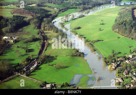 Fluß Severn in Flut an Arley Bewdley Worcestershire England Uk mit Severn Valley Railway Station links Stockfoto