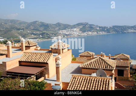 Dächer der spanischen Küsten Eigenschaften mit Blick auf das Meer in La Herradura an der Costa Tropical südlichen Spanien Stockfoto