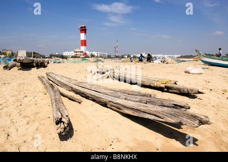 Indien-Tamil Nadu Chennai Strand traditionellen Blockhaus Fischerboot trocknen am Ufer Stockfoto