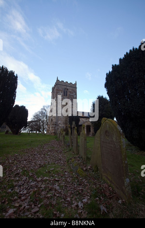 St Adelwold Kirche in Alvingham in der Nähe von Louth, Lincolnshire. Eine kleine Kirche für Hochzeiten und Begräbnisse, Hinweis Grabsteine verwendet Stockfoto