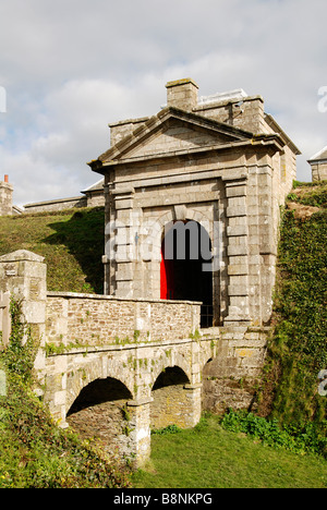 die alten Burggraben und Eingang Türen Pendennis Castle, Falmouth, Cornwall, uk Stockfoto