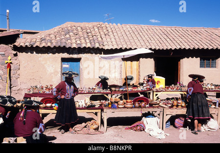 Frauen in traditionellen Kostümen auf dem Kunsthandwerk-Markt in Raqchi, Peru Stockfoto