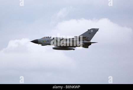 Ein Tornado GR4 von Nr. 13 Squadron RAF Marham führt ein Überflug während ein Kemble-Luft-Tag-Anzeige. Stockfoto