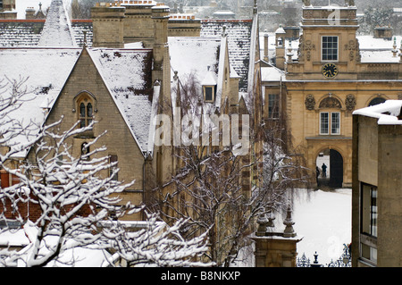 Trinity College im Schnee gesehen über die Dächer von einer verschneiten Oxford-Bluse Stockfoto