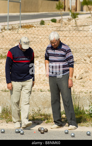 Menschen Freunde spielen Boule Boulles Petanque La Marina Spanien Stockfoto