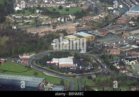 Luftaufnahme von Kidderminster, Worcester Straße Insel Worcestershire England Uk. In der Mitte des Kreisverkehrs befindet sich die Bushaltestelle. Stockfoto