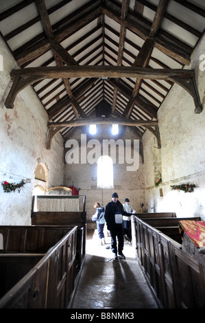 Wanderer schauen Sie sich um die kleine isolierte Norman Kapelle bei Heide in Shropshire, England Uk Stockfoto