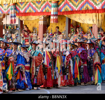 Mönche Reich Atired für einen schwarzen Hut Tanz parade in dem zentralen Innenhof des Trashigang Dzong während des Festivals Trashigang Stockfoto