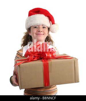 Ein glücklich lächelndes Mädchen in eine Weihnachtsmütze entweder erhalten oder geben ein Geschenk isoliert Stockfoto