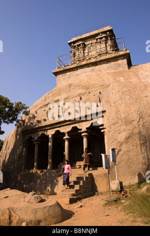 Indien-Tamil Nadu Mamallapuram Mahishurarmardini Mandapa cave Tempel Olakkannesvara Tempel oben Stockfoto