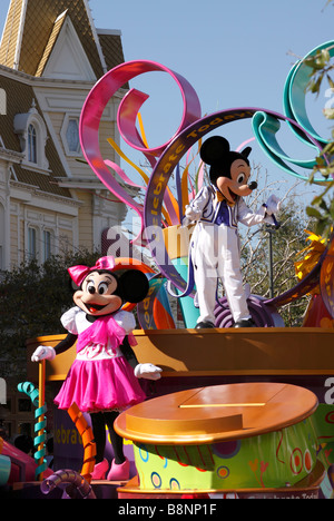 Mickey und Minnie Maus auf Parade Float, MainStreet USA, Walt Disney World Magic Kingdom Themenpark, Orlando, Florida, USA Stockfoto