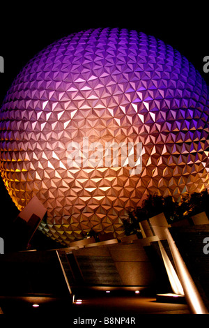 Nachtansicht des Spaceship Earth, die geodätische Kuppel im Epcot Center Theme Park, Walt Disney World, Orlando, Florida, USA Stockfoto