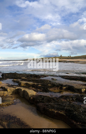 Blick vom Embleton Bay, Northumberland, blicken nach Dunstanburgh Castle Stockfoto