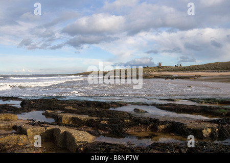 Blick vom Embleton Bay, Northumberland, blicken nach Dunstanburgh Castle Stockfoto