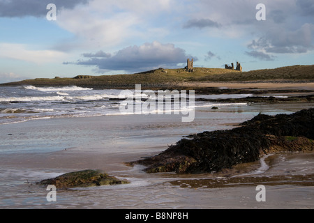 Blick vom Embleton Bay, Northumberland, blicken nach Dunstanburgh Castle Stockfoto