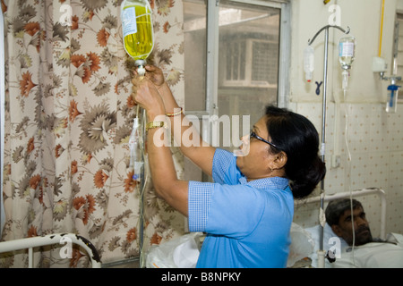 Krankenschwester Traubenzucker Intraveinous Tropf auf der allgemeinen Abteilung der New Civil Hospital, Surat einstellen. Gujarat. Indien. Stockfoto