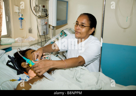 Krankenschwester, die Überwachung eines Dengue-Fieber-Patienten auf einer Intensivstation des New Civil Hospital, Surat. Gujarat. Indien. Stockfoto