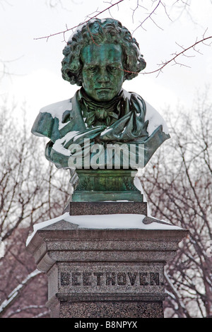 Schnee bedeckte grüne Kupfer Statue von Ludwig van Beethoven in der Mall im Central Park New York City Stockfoto