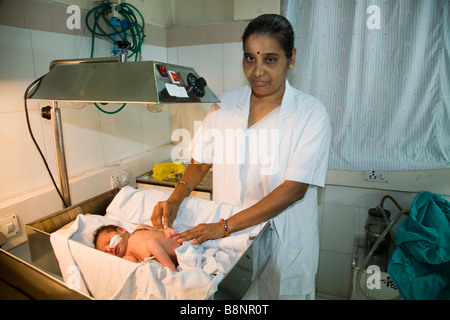 Baby Pflege Krankenschwester untersucht ein etwas krankes Baby in einem Inkubator auf einer Entbindungsstation. Das neue zivile Krankenhaus, Surat. Gujarat. Stockfoto
