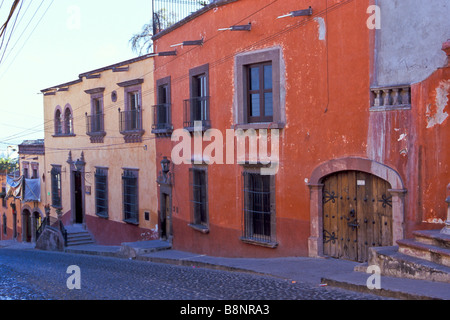 Ein buntes Straßenbild nahe dem Stadtzentrum in die spanische Kolonialstadt San Miguel de Allende, Guanajuato, Mexiko Stockfoto