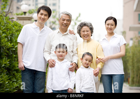 Dort parken Generation Familie ansehen in Gemeinschaft lächelnden portrait Stockfoto