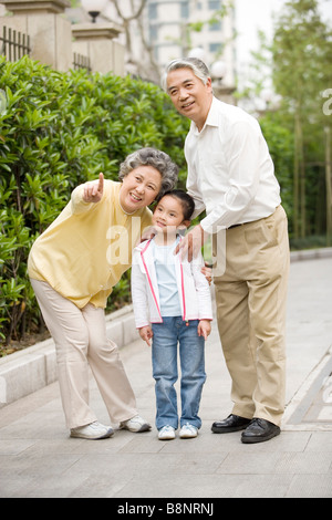 Großeltern und Enkeltochter im park Stockfoto