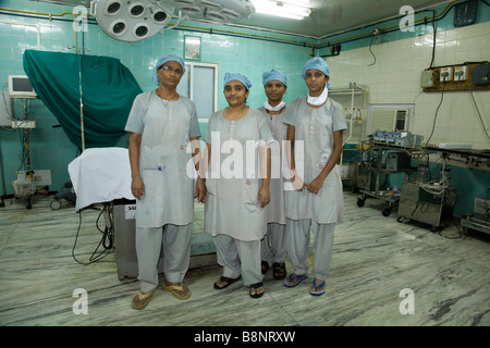 Theater Krankenschwestern im Operationssaal des New Civil Hospital, Surat. Gujarat. Stockfoto