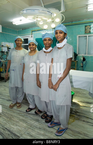 Theater Krankenschwestern im Operationssaal des New Civil Hospital, Surat. Gujarat. Stockfoto