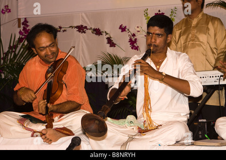Indien-Tamil Nadu Mamallapuram Carnatic klassische Musiker spielen Violine und Trompete Nadaswaram Stockfoto