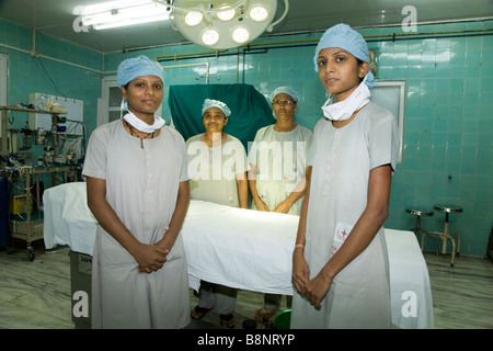 Theater Krankenschwestern im Operationssaal des New Civil Hospital, Surat. Gujarat. Stockfoto