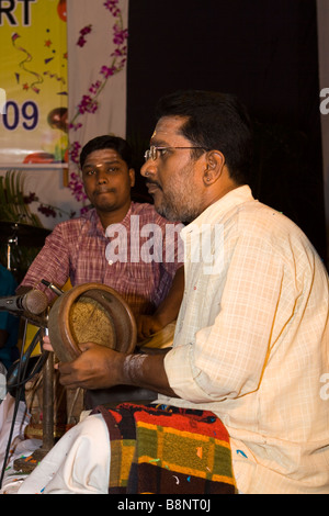 Indien-Tamil Nadu Mamallapuram Carnatic klassische Musiker spielen traditionelle Thavil Hand drum Stockfoto