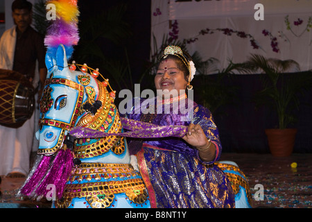 Indien-Tamil Nadu Mamallapuram traditionelle Folk Tänzerin in Pferd Kostüm Stockfoto