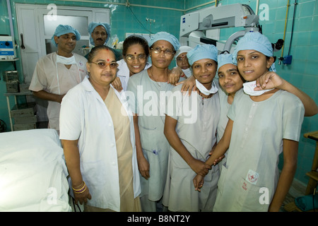 Theater-Krankenschwestern und allgemeine Krankenschwestern im Operationssaal des New Civil Hospital, Surat. Gujarat. Stockfoto