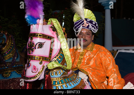 Indien-Tamil Nadu Mamallapuram traditionelle Folk Tänzer in Pferd Kostüm Stockfoto