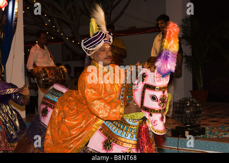 Indien-Tamil Nadu Mamallapuram traditionelle Folk Tänzer in Pferd Kostüm Stockfoto