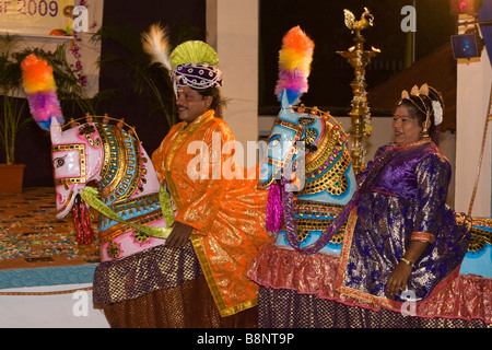 Indien-Tamil Nadu Mamallapuram traditionell männliche und weibliche Volkstänzer in Pferd Kostüm Stockfoto